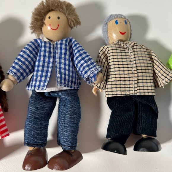 Melissa & Doug/ Hape Wood Dolls and Hape Assorted Wood Furniture Set of 12 (18B) - Picture 3 of 14